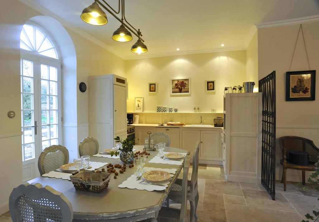 Вилла L'Orangerie Du Grand Jardin Conde-sur-Seulles Номер фото