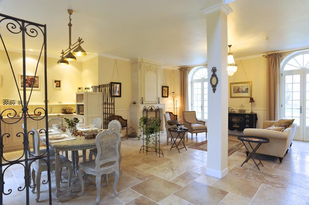 Вилла L'Orangerie Du Grand Jardin Conde-sur-Seulles Номер фото